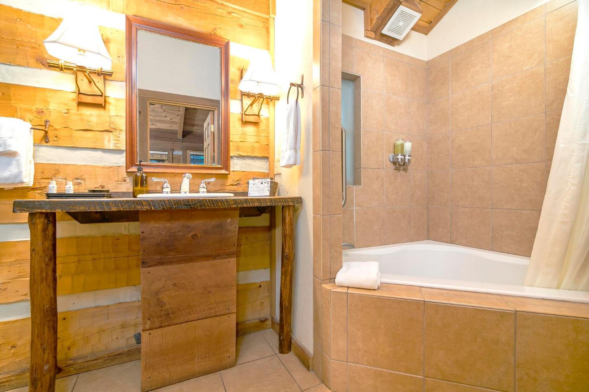 Deluxe One-Bedroom Cabin Pet Friendly,1554428323:JPEG