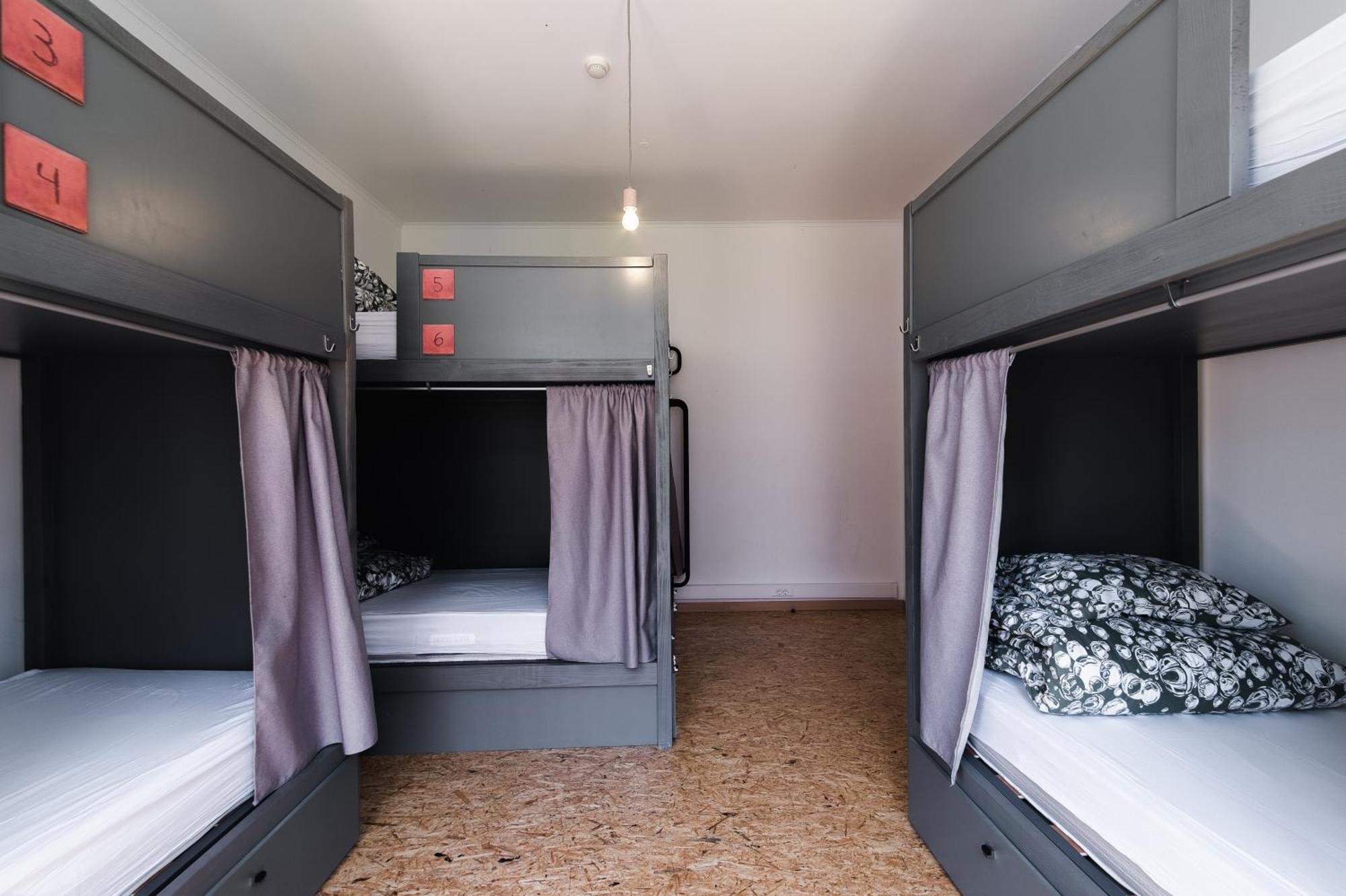 Cama em Dormitório Feminino com 8 Camas e Casa de Banho Privativa