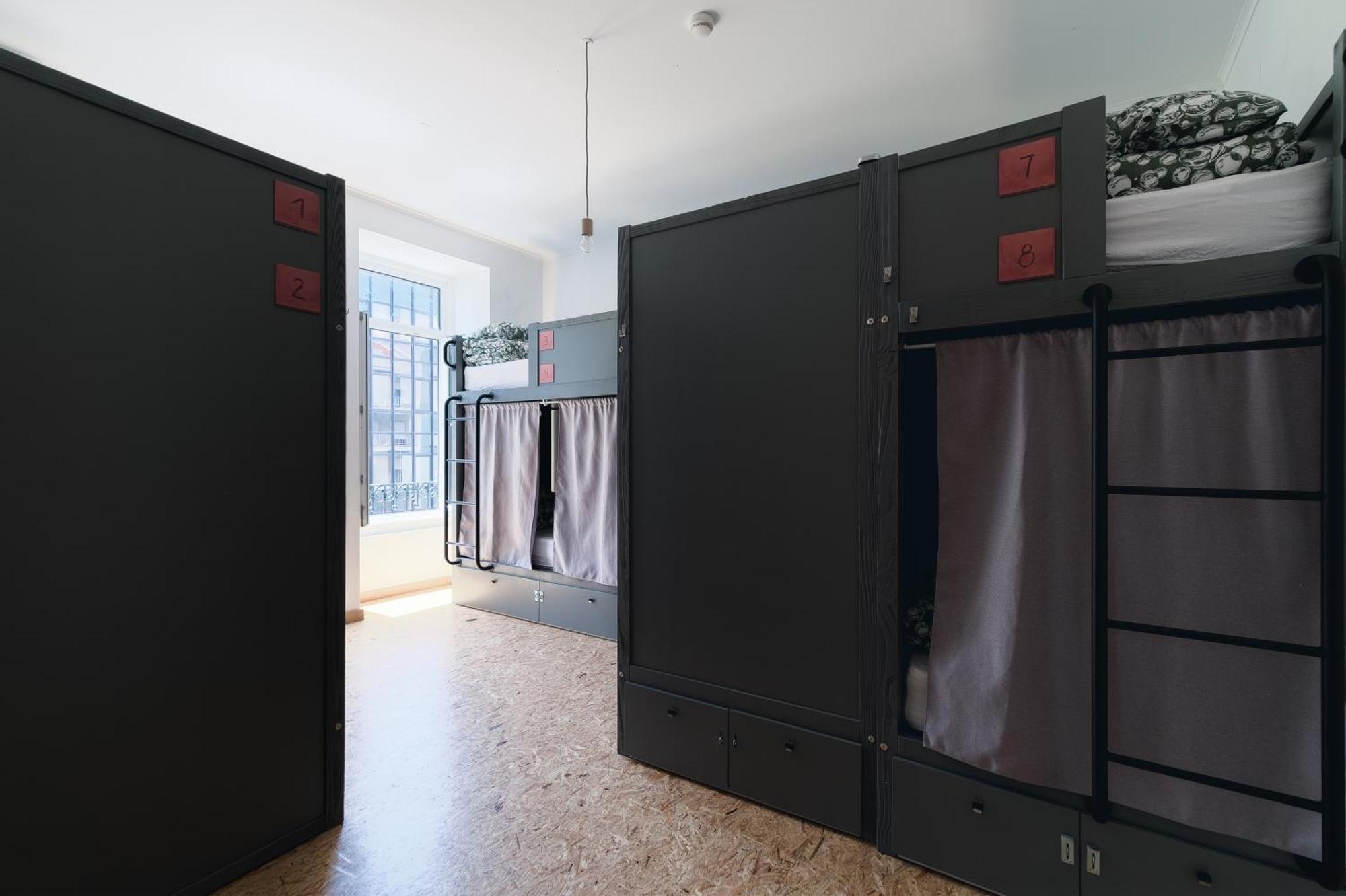 Cama em Dormitório Feminino de 8 Camas