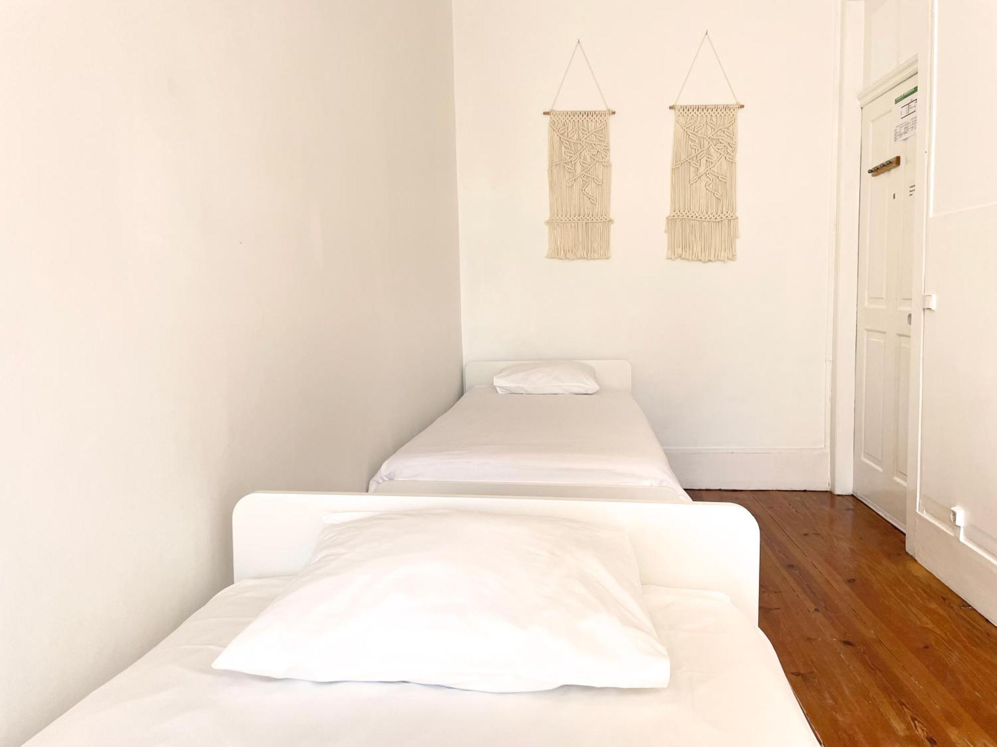 Quarto Twin Standard com Casa de Banho Partilhada